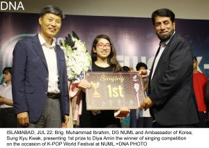 ISLAMABAD, JUL 22: Brig. Muhammad Ibrahim, DG NUML and Ambassador of Korea, Sung Kyu Kwak, presenting 1st prize to Diya Amin the winner of singing competition on the occasion of K-POP World Festival at NUML.=DNA PHOTO