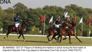 ISLAMABAD, OCT 21: Players of Shahtaj and Hashoo in action during the final match of Argentine Republic Polo Cup played at Islamabad Club Polo Ground.=DNA PHOTO