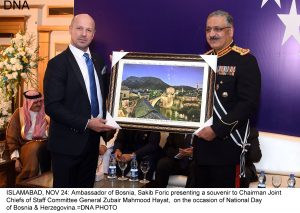 ISLAMABAD, NOV 24: Ambassador of Bosnia, Sakib Foric presenting a souvenir to Chairman Joint Chiefs of Staff Committee General Zubair Mahmood Hayat, on the occasion of National Day of Bosnia & Herzegovina.=DNA PHOTO