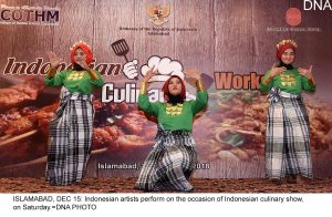 ISLAMABAD, DEC 15: Indonesian artists perform on the occasion of Indonesian culinary show, on Saturday.=DNA PHOTO