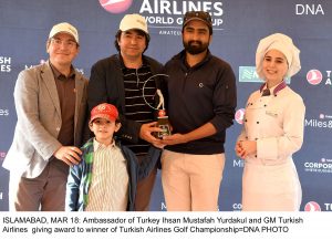 ISLAMABAD, MAR 18: Ambassador of Turkey Ihsan Mustafah Yurdakul and GM Turkish Airlines giving award to winner of Turkish Airlines Golf Championship=DNA PHOTO