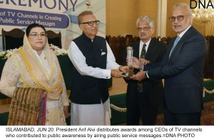 ISLAMABAD, JUN 20: President Arif Alvi distributes awards among CEOs of TV channels who contributed to public awareness by airing public service messages.=DNA PHOTO