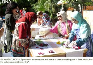 ISLAMABAD, NOV 11: Spouses of ambassadors and heads of missions taking part in Batik Workshop held at the Indonesian residnece.=DNA