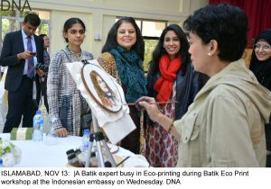 ISLAMABAD, NOV 13: |A Batik expert busy in Eco-printing during Batik Eco Print workshop at the Indonesian embassy on Wednesday. DNA