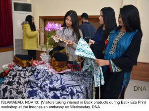 ISLAMABAD, NOV 13: |Visitors taking interest in Batik products during Batik Eco Print workshop at the Indonesian embassy on Wednesday. DNA