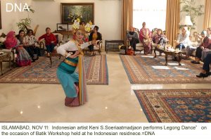 ISLAMABAD, NOV 11: Indonesian artist Keni S.Soeriaatmadjaon performs Legong Dance on the occasion of Batik Workshop held at he Indonesian residnece.=DNA