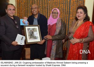 ISLAMABAD, JAN 20: Ougtoing ambassador of Maldives Ahmed Saleem being preseing a souvenir during a farewell reception hosted by Shaikl Express. DNA